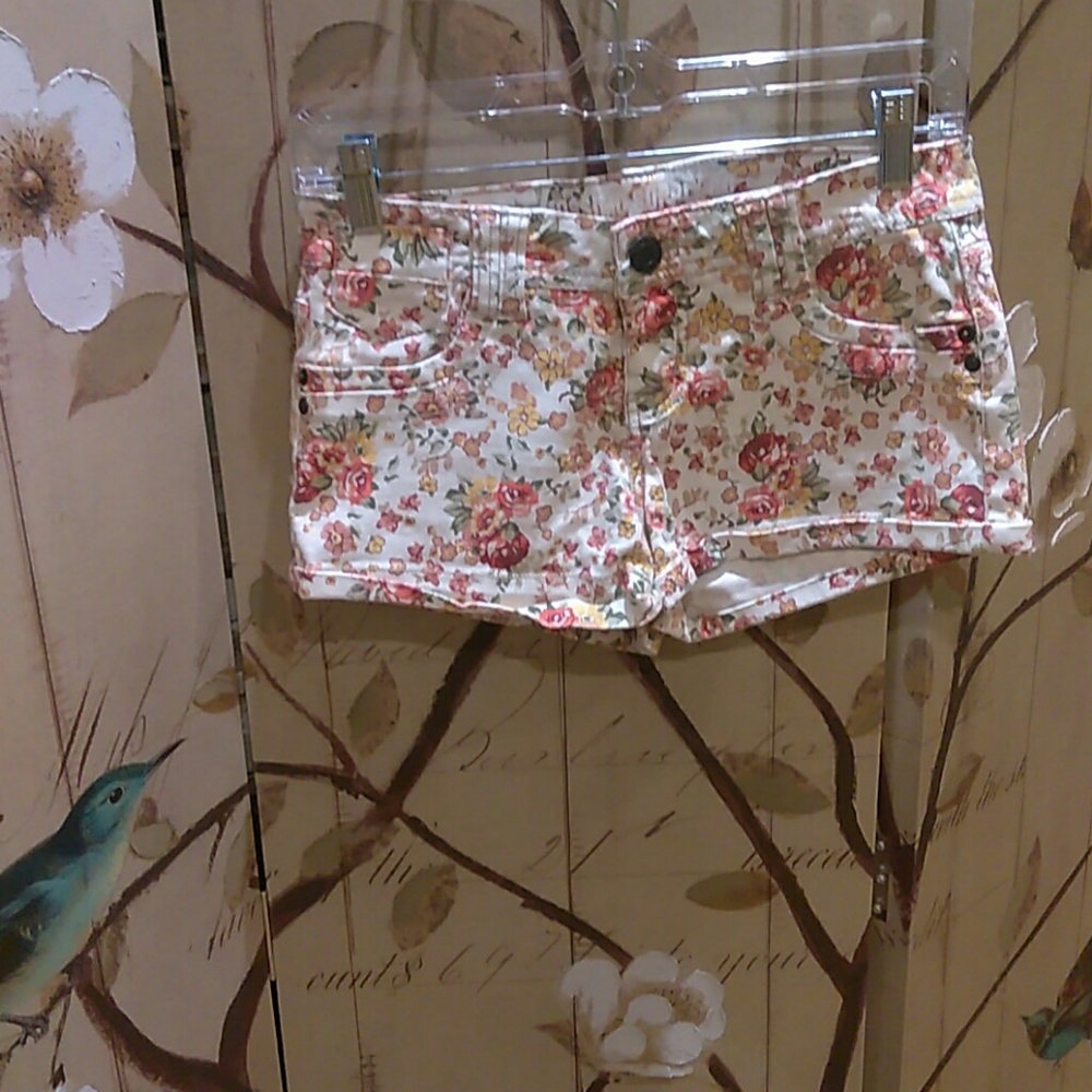 Mossimo Shorts Sz 5 Sm -- Fit 6 Roses -- X17